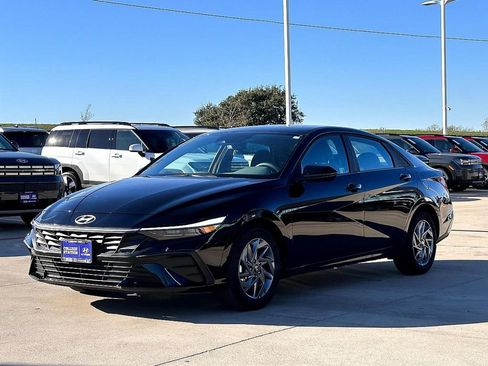 Used 2024 Hyundai Elantra SEL image 3