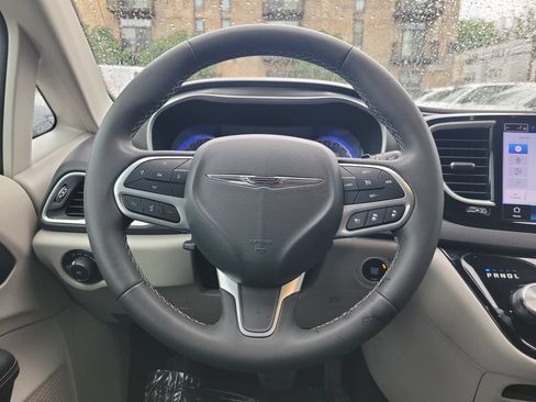 Certified 2024 Chrysler Pacifica Touring-L FWD image 15