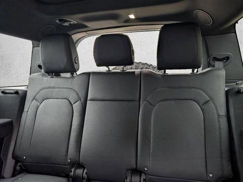 Used 2023 Land Rover Defender 130 X-Dynamic SE AWD/4WD image 22