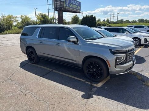 Used 2025 Chevrolet Suburban High Country AWD/4WD image 2