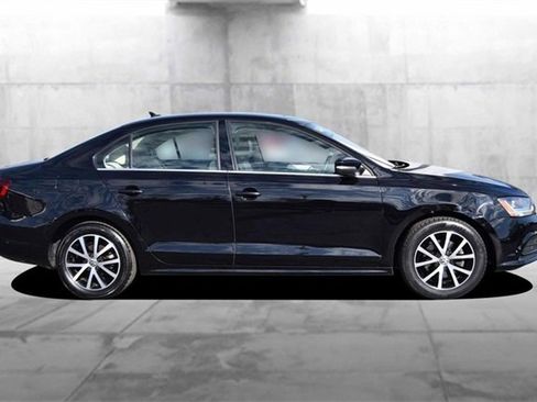 Used 2017 Volkswagen Jetta SE image 5