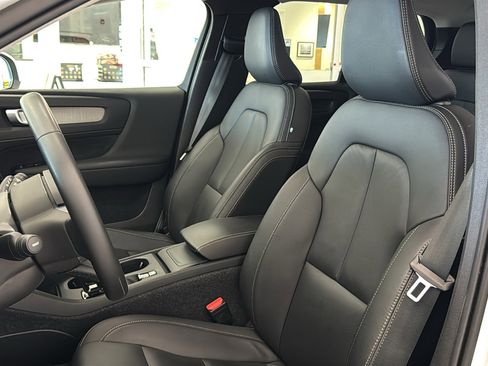 Used 2025 Volvo XC40 B5 Core AWD/4WD image 23