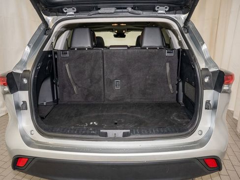 Used 2024 Toyota Highlander XLE image 6