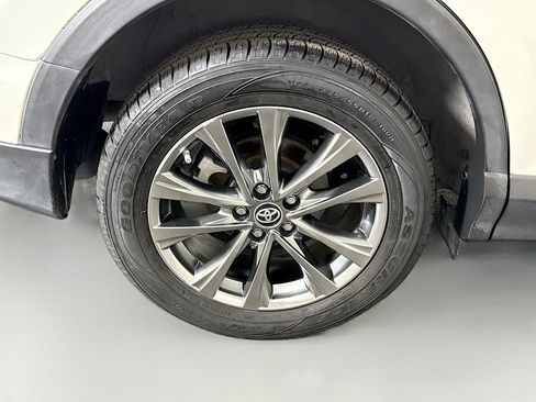 Used 2018 Toyota RAV4 Limited FWD image 33