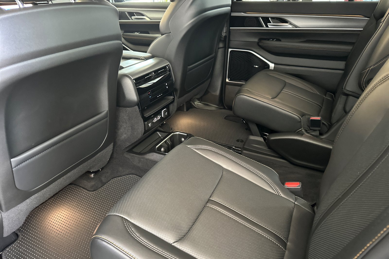 New 2026 Jeep Grand Wagoneer L 4WD image 12