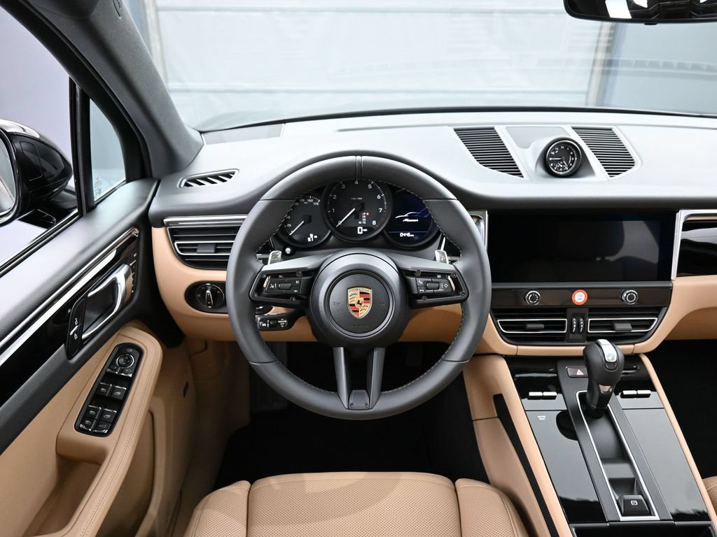 Certified 2026 Porsche Macan AWD/4WD image 18