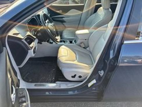 Used 2019 Jeep Cherokee Limited AWD/4WD image 3