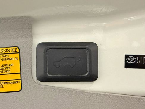 Used 2010 Toyota Highlander Limited image 24