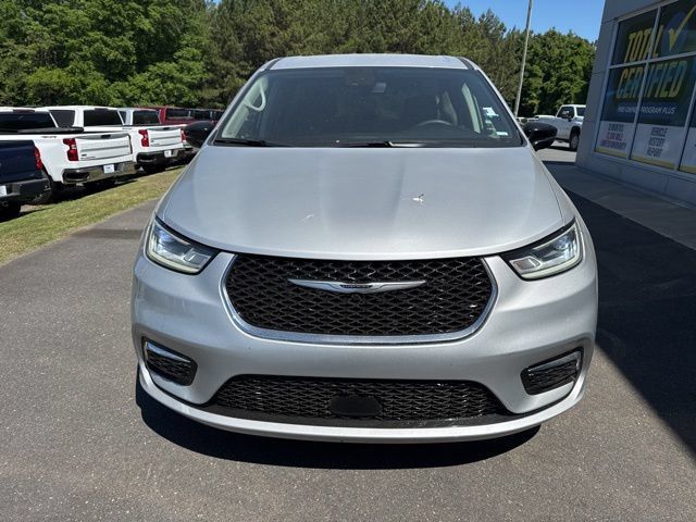 Used 2024 Chrysler Pacifica Touring-L FWD image 2