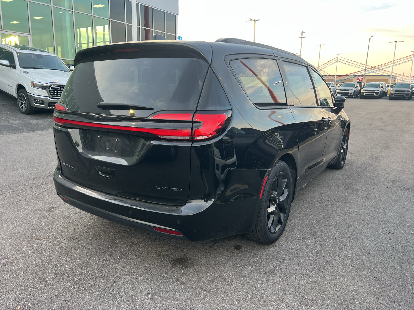 Used 2025 Chrysler Pacifica Limited FWD image 4