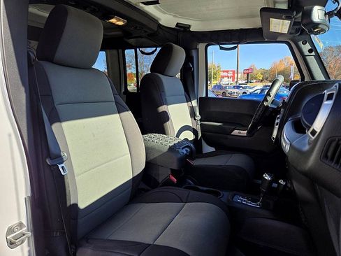 Used 2018 Jeep Wrangler Unlimited Sahara image 12