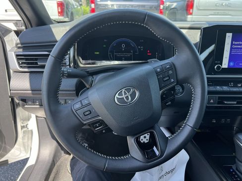 Used 2025 Toyota Camry SE FWD image 18