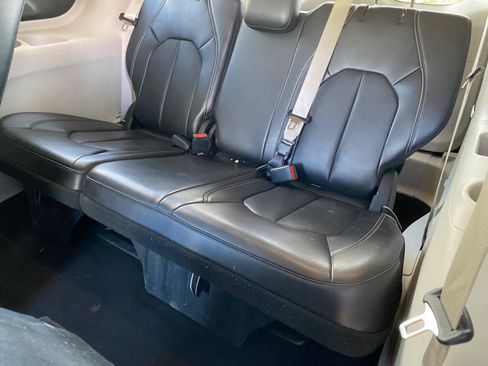 Used 2024 Chrysler Pacifica Limited FWD image 32
