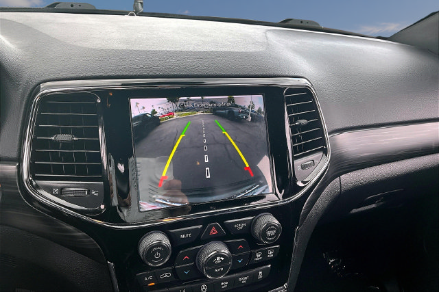 Used 2020 Jeep Grand Cherokee Laredo AWD/4WD image 14