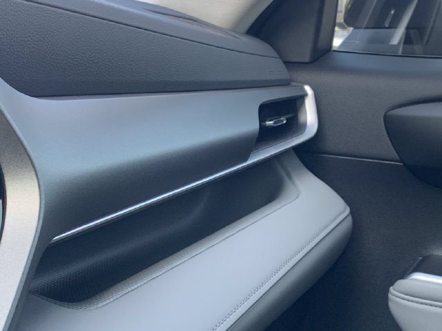 Used 2025 Toyota Highlander XLE FWD image 11