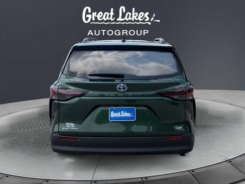 Used 2025 Toyota Sienna LE w/ LE Plus Package AWD/4WD image 4