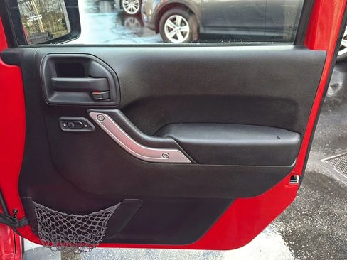 Used 2014 Jeep Wrangler Unlimited Sahara w/ Max Tow Package image 10