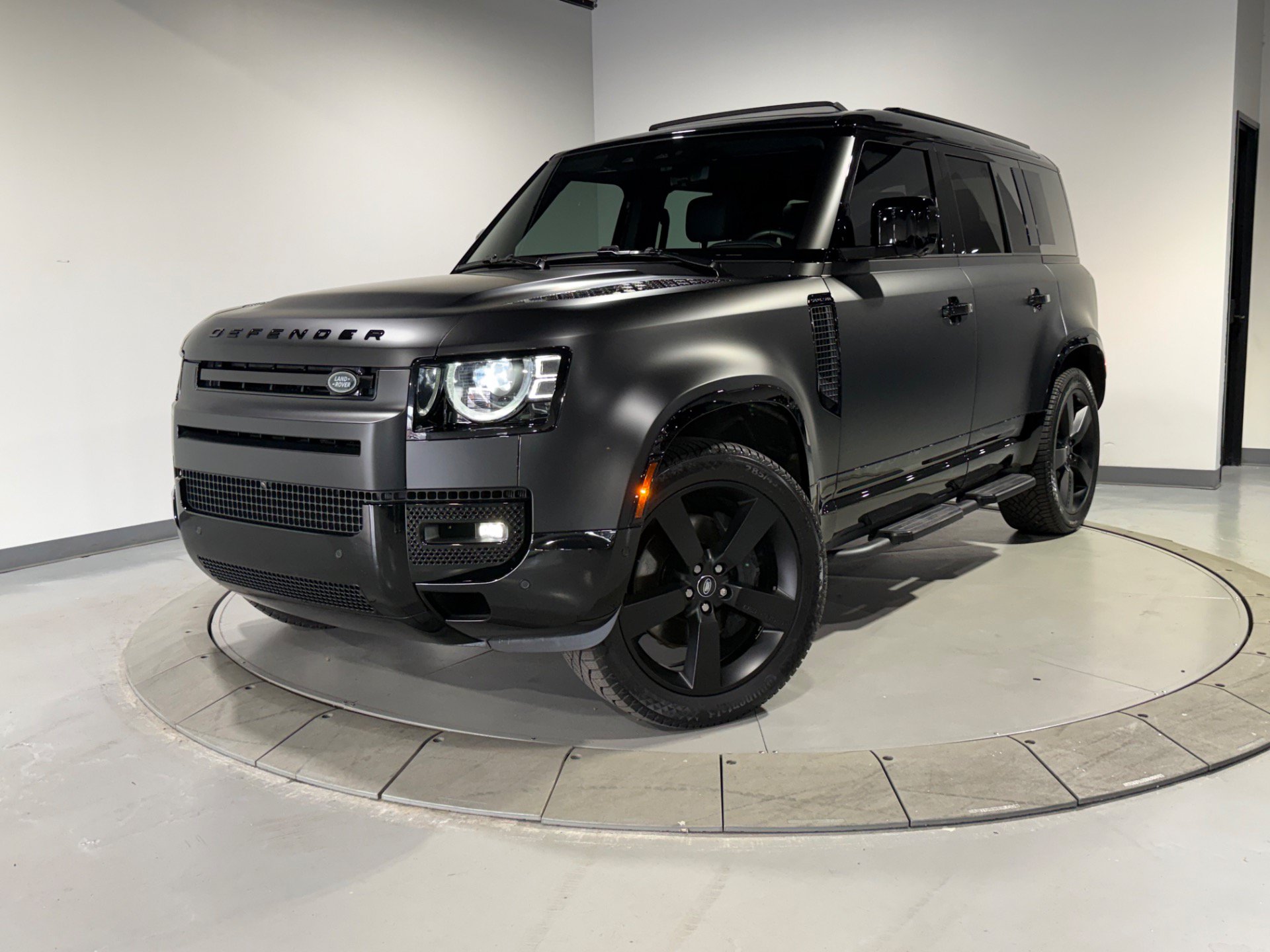 Used 2025 Land Rover Defender 110 X-Dynamic SE AWD/4WD image 1