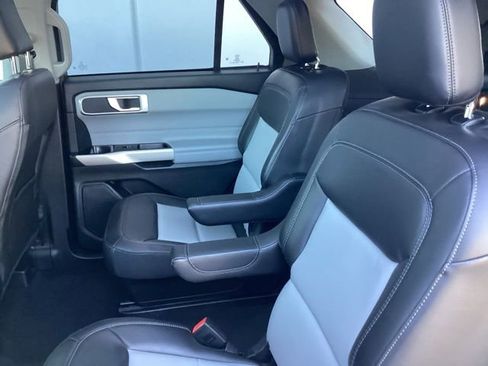 Used 2022 Ford Explorer XLT w/ Equipment Group 202A AWD/4WD image 17