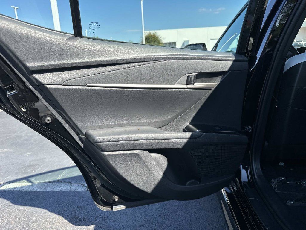 Used 2025 Toyota Camry SE FWD image 12