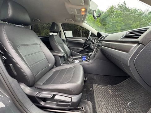 Used 2018 Volkswagen Passat 2.0T R-Line w/ R-Line Lighting Package FWD image 13