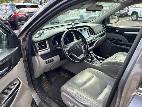 Used 2015 Toyota Highlander XLE AWD/4WD image 7