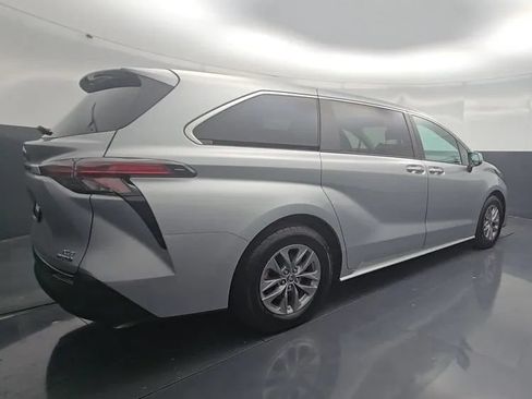 Used 2022 Toyota Sienna XLE AWD/4WD image 12