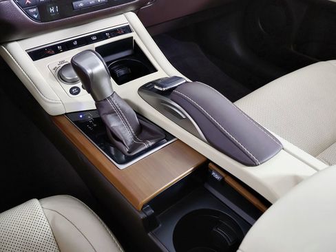 Used 2018 Lexus ES 300h w/ Luxury Package image 42