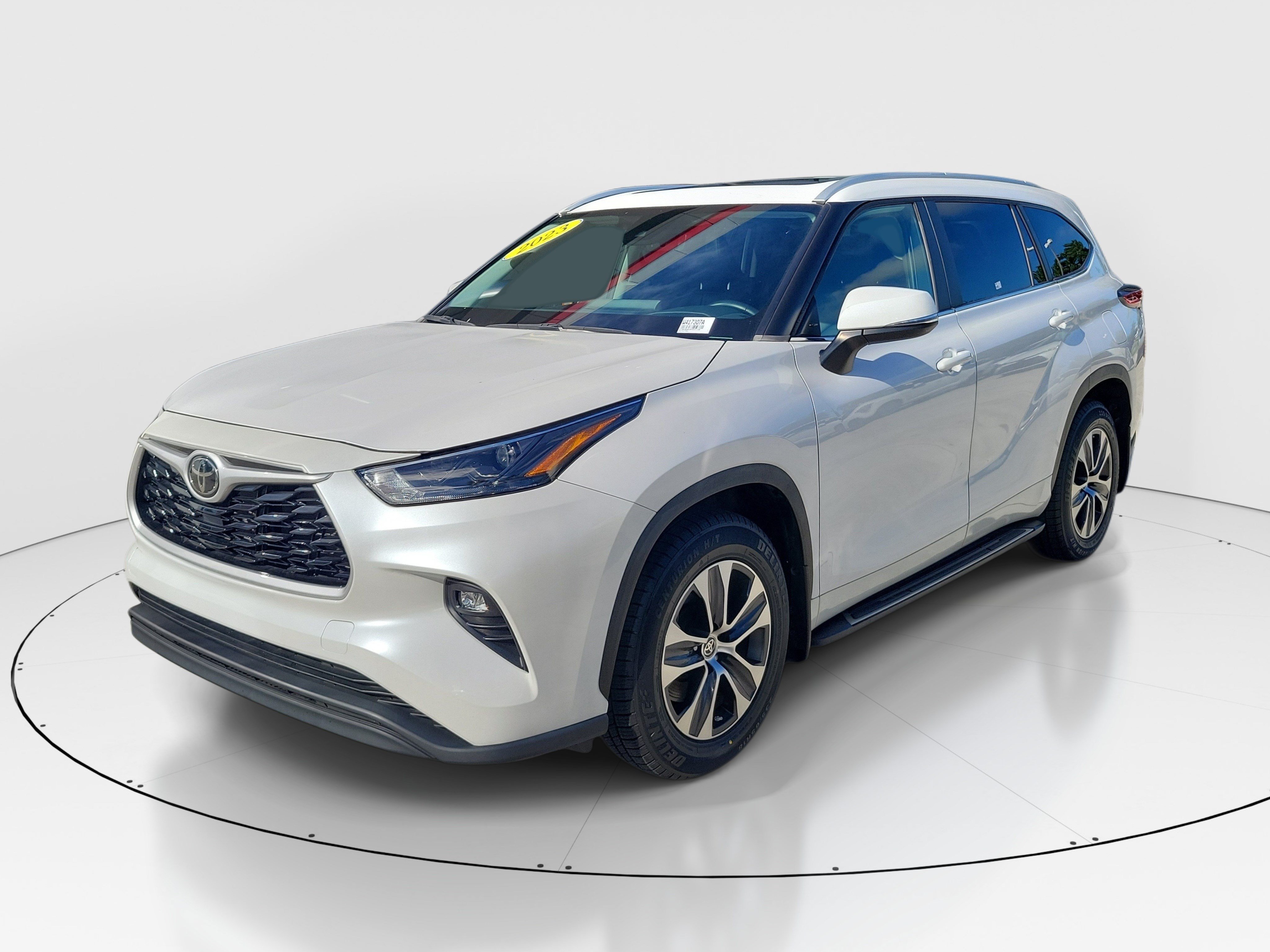Used 2023 Toyota Highlander XLE FWD image 3