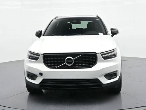 Used 2020 Volvo XC40 T4 R-Design image 3