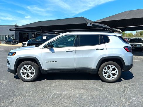 Used 2024 Jeep Compass Latitude AWD/4WD image 5