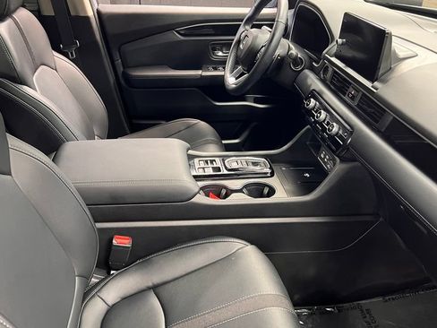 Used 2025 Honda Pilot Touring image 8