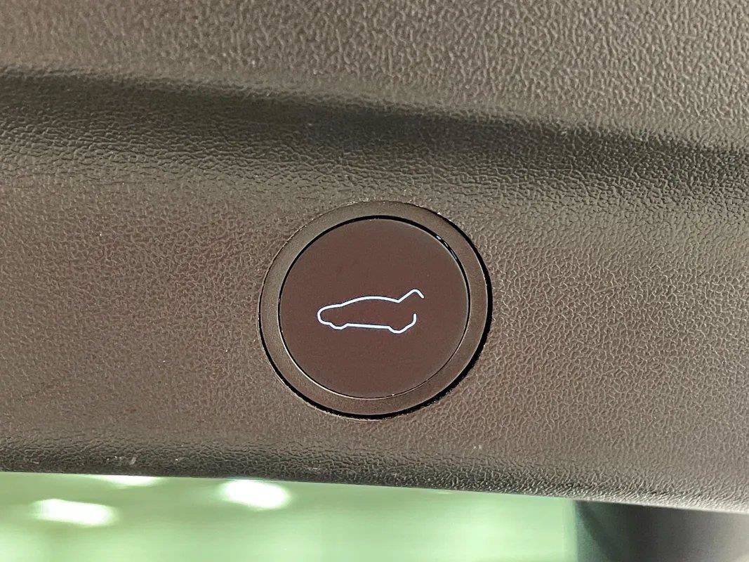 Used 2023 Tesla Model Y AWD image 34