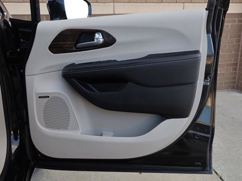Used 2022 Chrysler Pacifica Limited FWD image 21