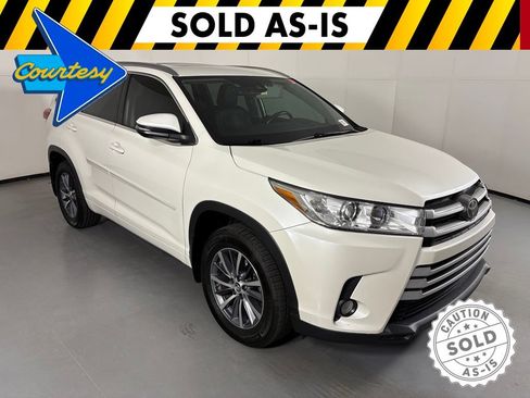 Used 2017 Toyota Highlander XLE w/ Carpet Mat Package FWD image 2