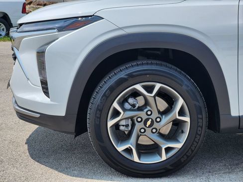 Certified 2025 Chevrolet Trax LT FWD image 9