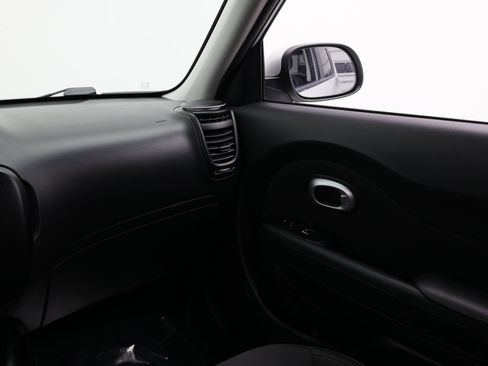 Used 2019 Kia Soul FWD image 32