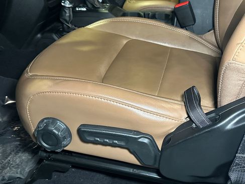 Used 2022 Jeep Wrangler Unlimited Sahara w/ Cold Weather Group image 18