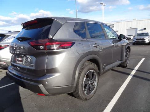 Used 2024 Nissan Rogue SV image 3