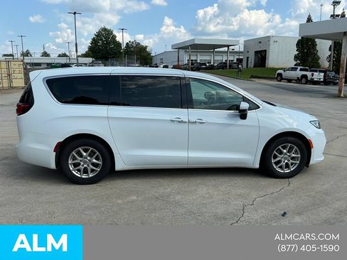 Used 2023 Chrysler Pacifica Touring-L FWD image 8