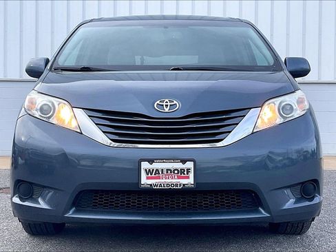 Used 2017 Toyota Sienna LE image 3