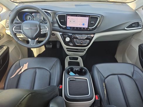 Used 2024 Chrysler Pacifica Touring-L FWD image 28