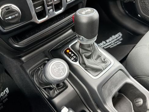 Used 2022 Jeep Wrangler Unlimited Sahara AWD/4WD image 20