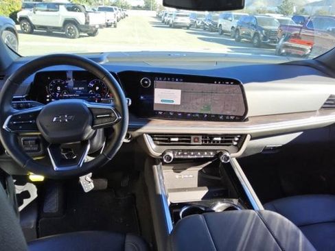 Used 2025 Chevrolet Suburban Z71 w/ Comfort Package image 7