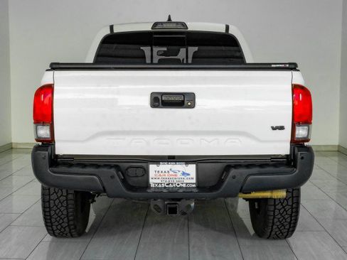 Used 2018 Toyota Tacoma TRD Off-Road w/ Technology Package AWD/4WD image 7