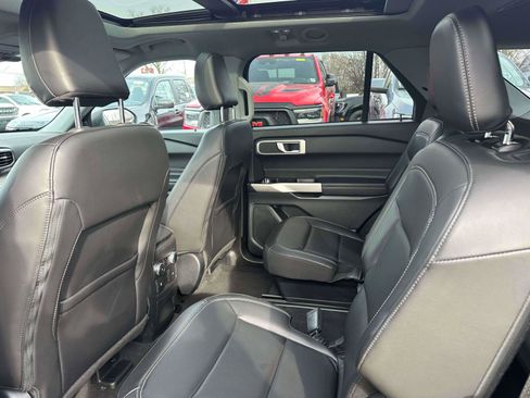 Used 2022 Ford Explorer XLT w/ Equipment Group 202A image 9
