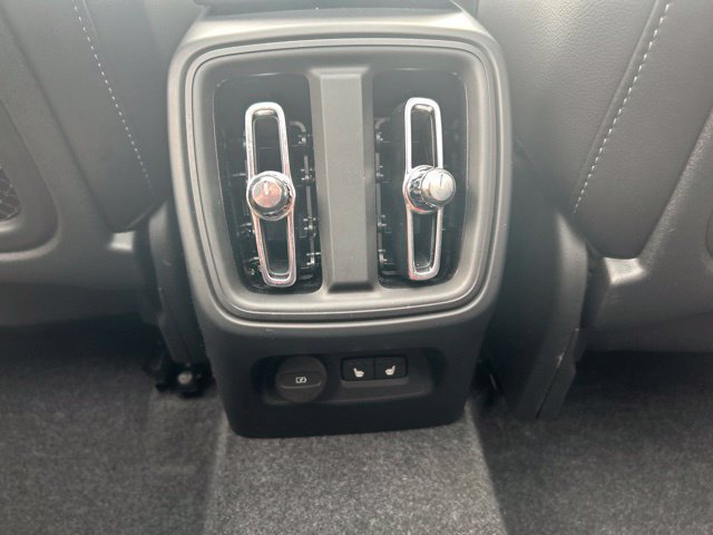 Certified 2025 Volvo XC40 B5 Core AWD/4WD image 18