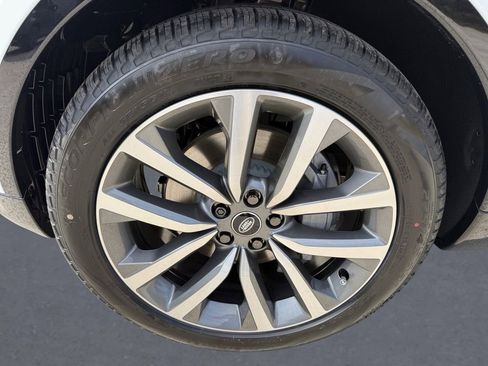 New 2026 Land Rover Discovery Dynamic SE image 8