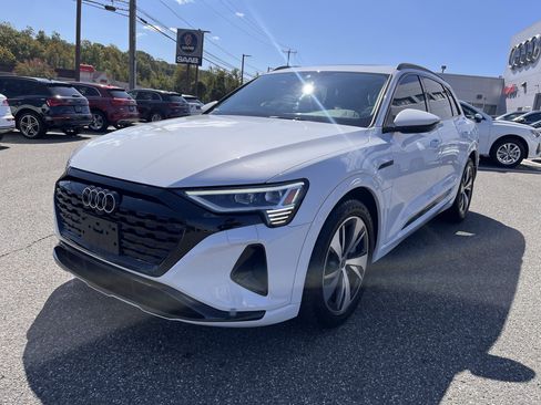 Certified 2024 Audi Q8 e-tron Premium image 3