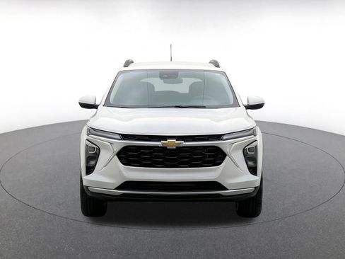 Used 2025 Chevrolet Trax LT FWD image 2